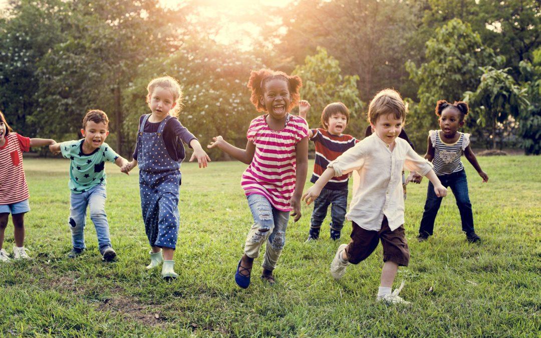 Quais são os benefícios e a importância da amizade na infância?
