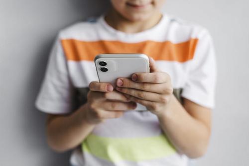 Crianças e celular: o que considerar antes de comprar o aparelho para o filho